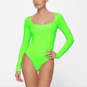 SKIMS ESSENTIAL LONG SLEEVE SCOOP NECK BODYSUIT | NEON GREEN / XXS/XS